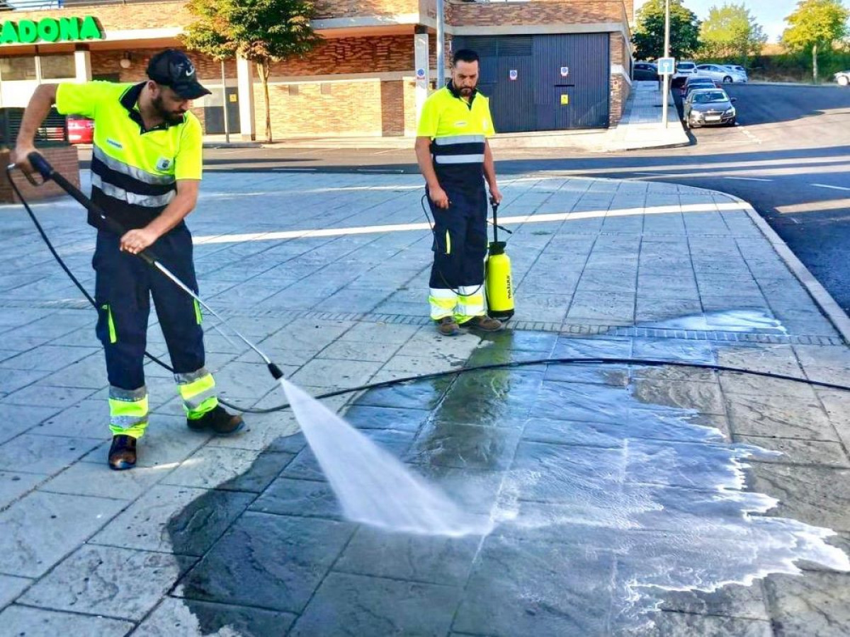 Majadahonda estrena sistema de fregado y eliminación de manchas en aceras y zonas peatonales del municipio
