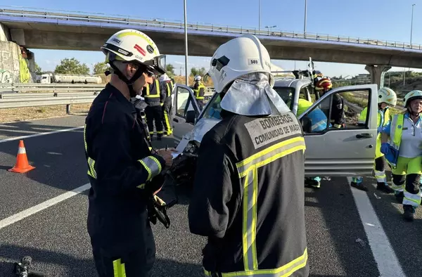 Un herido grave tras impactar su vehículo contra el quitamiedos de la M-50 a la altura de Majadahonda