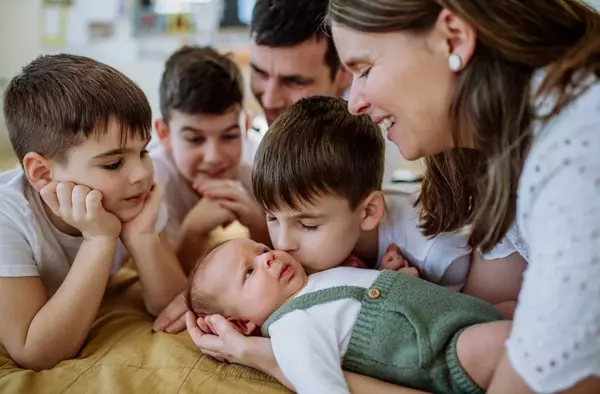 La Comunidad de Madrid impulsa una nueva tarjeta de familia numerosa para mantener de forma vitalicia este reconocimiento