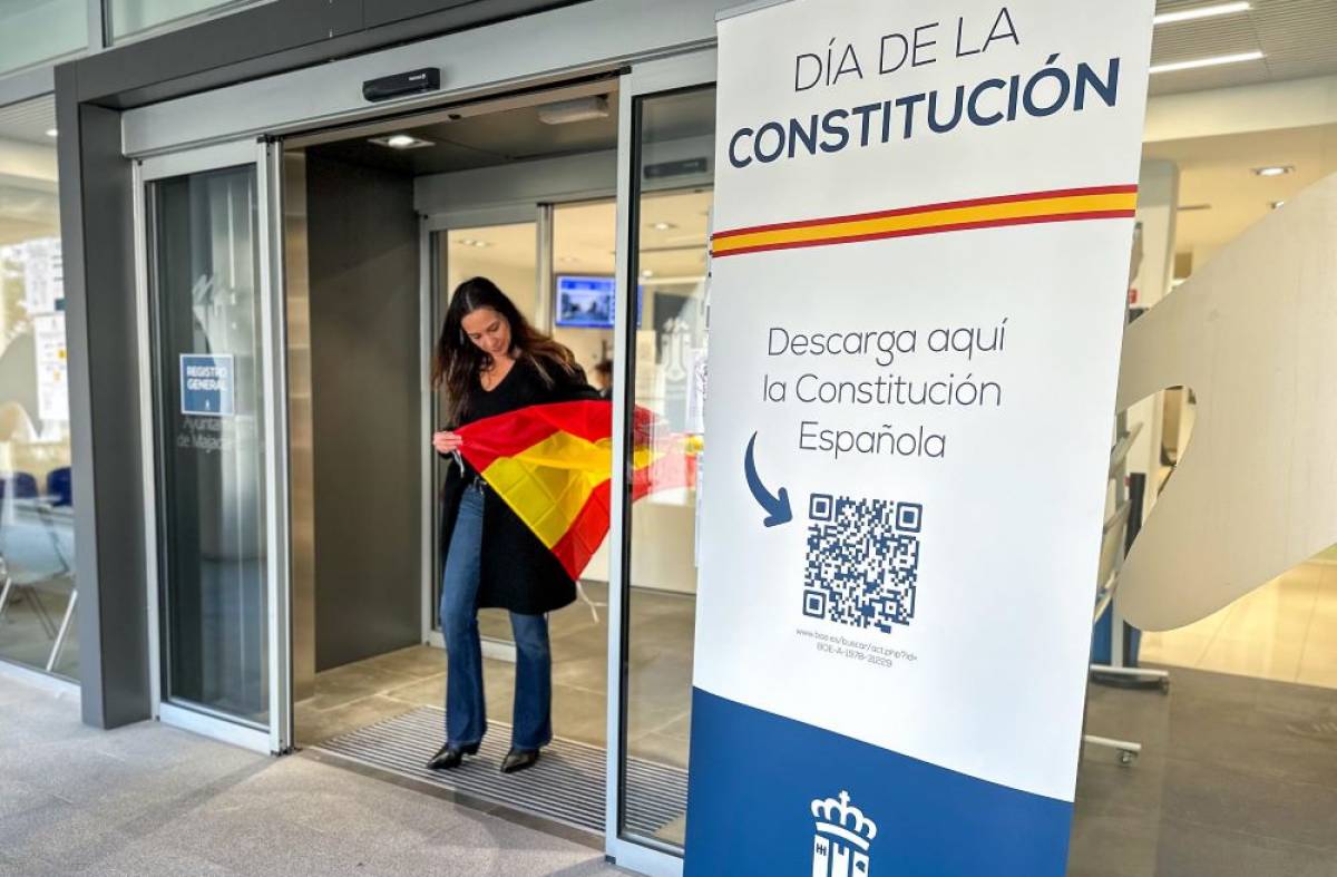 El Ayuntamiento de Majadahonda celebra el Día de la Constitución Española repartiendo banderas entre los ciudadanos 
