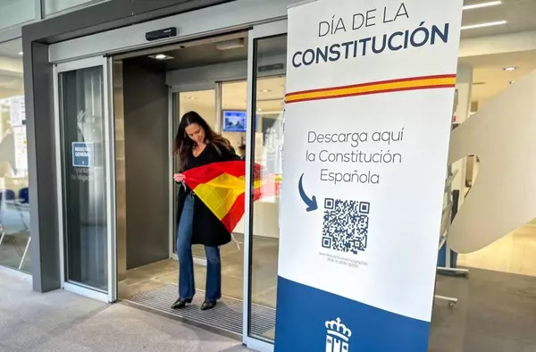 El Ayuntamiento de Majadahonda celebra el Día de la Constitución Española repartiendo banderas entre los ciudadanos 