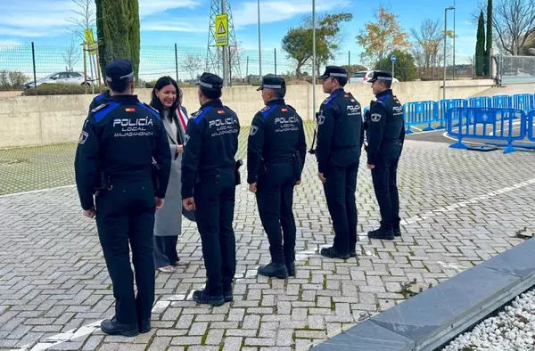 La alcaldesa de Majadahonda, con los nuevos oficiales de la Policía Local 