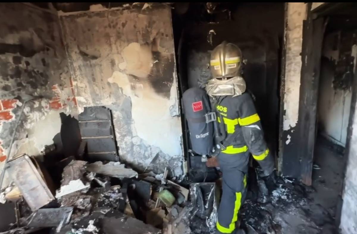 El incendio de un dúplex en Majadahonda provoca importantes daños, la muerte de tres gatos y el desalojo de 16 viviendas