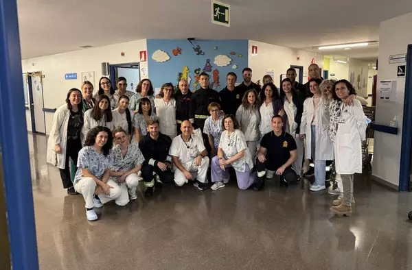Los Bomberos visitan a los niños ingresados en el Hospital Puerta de Hierro