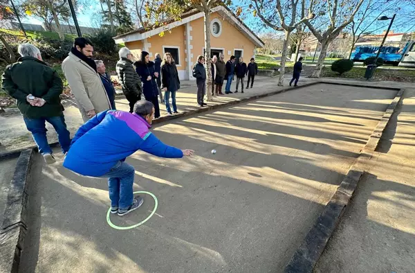 Majadahonda estrena dos nuevas pistas de petanca en el Parque de Colón 