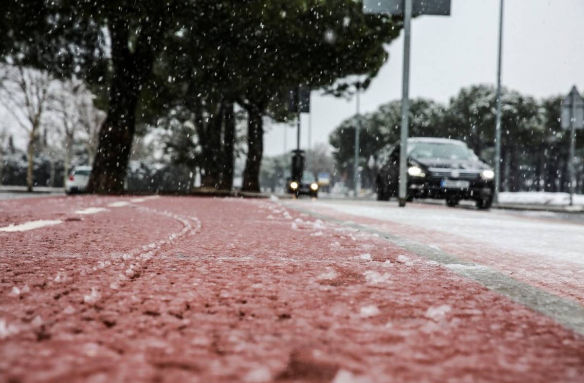 Majadahonda comienza el reparto de sal entre vecinos y comerciantes para hacer frente al invierno 
