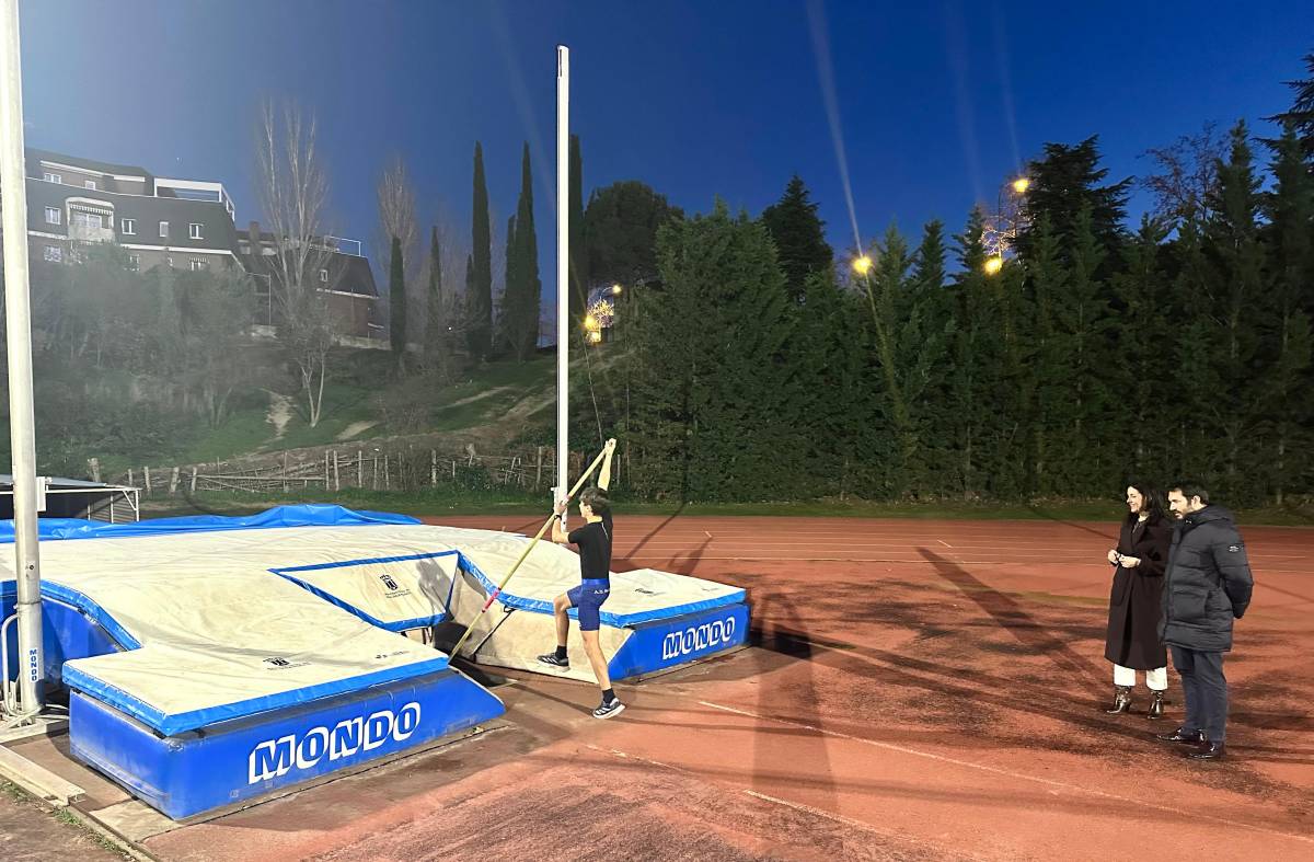 Las pistas de atletismo de Majadahonda recuperan su colchoneta para el salto de altura con pértiga 