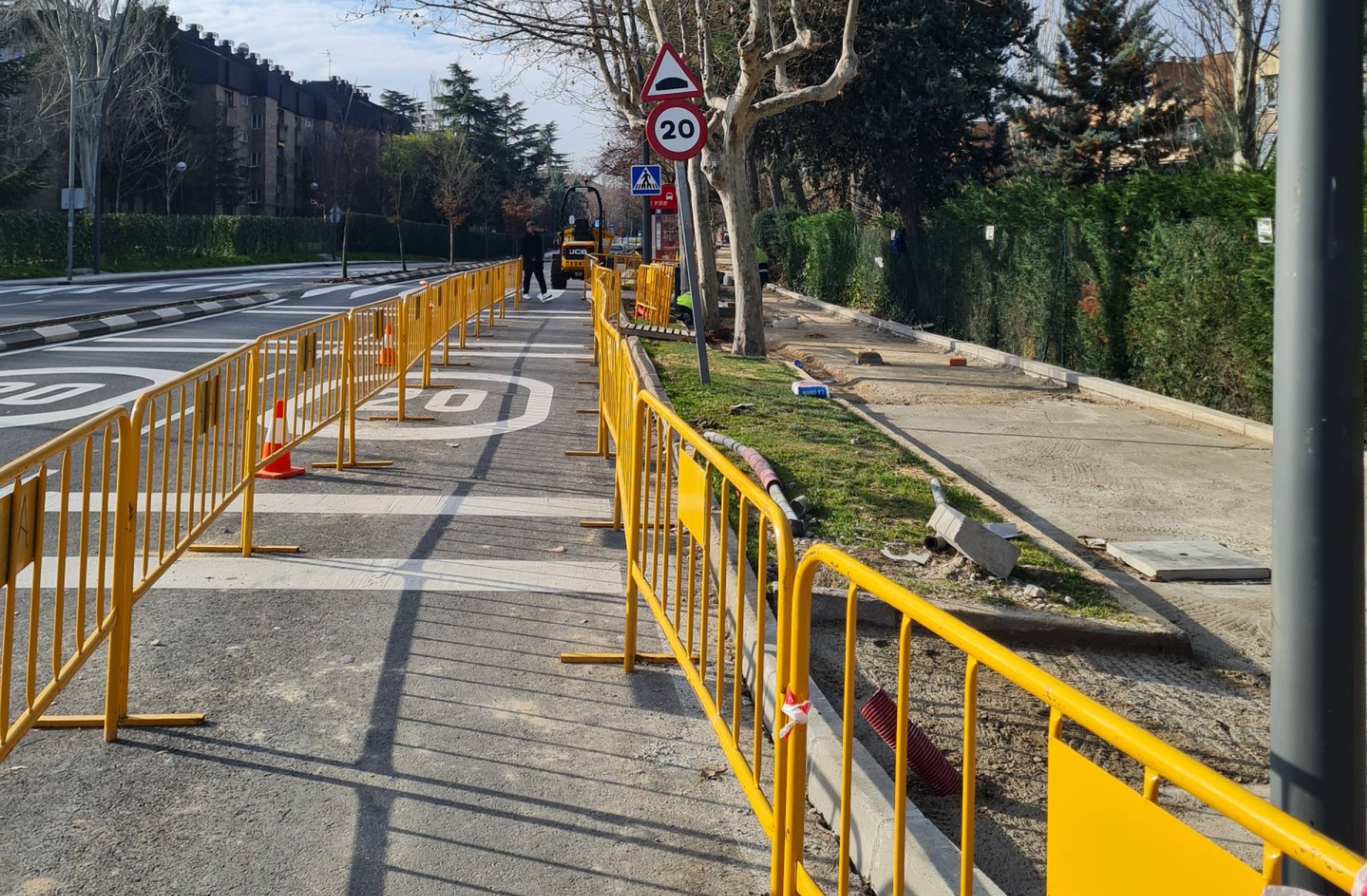 El Ayuntamiento de Majadahonda renueva el acerado de la Avenida de los Reyes Católicos 
