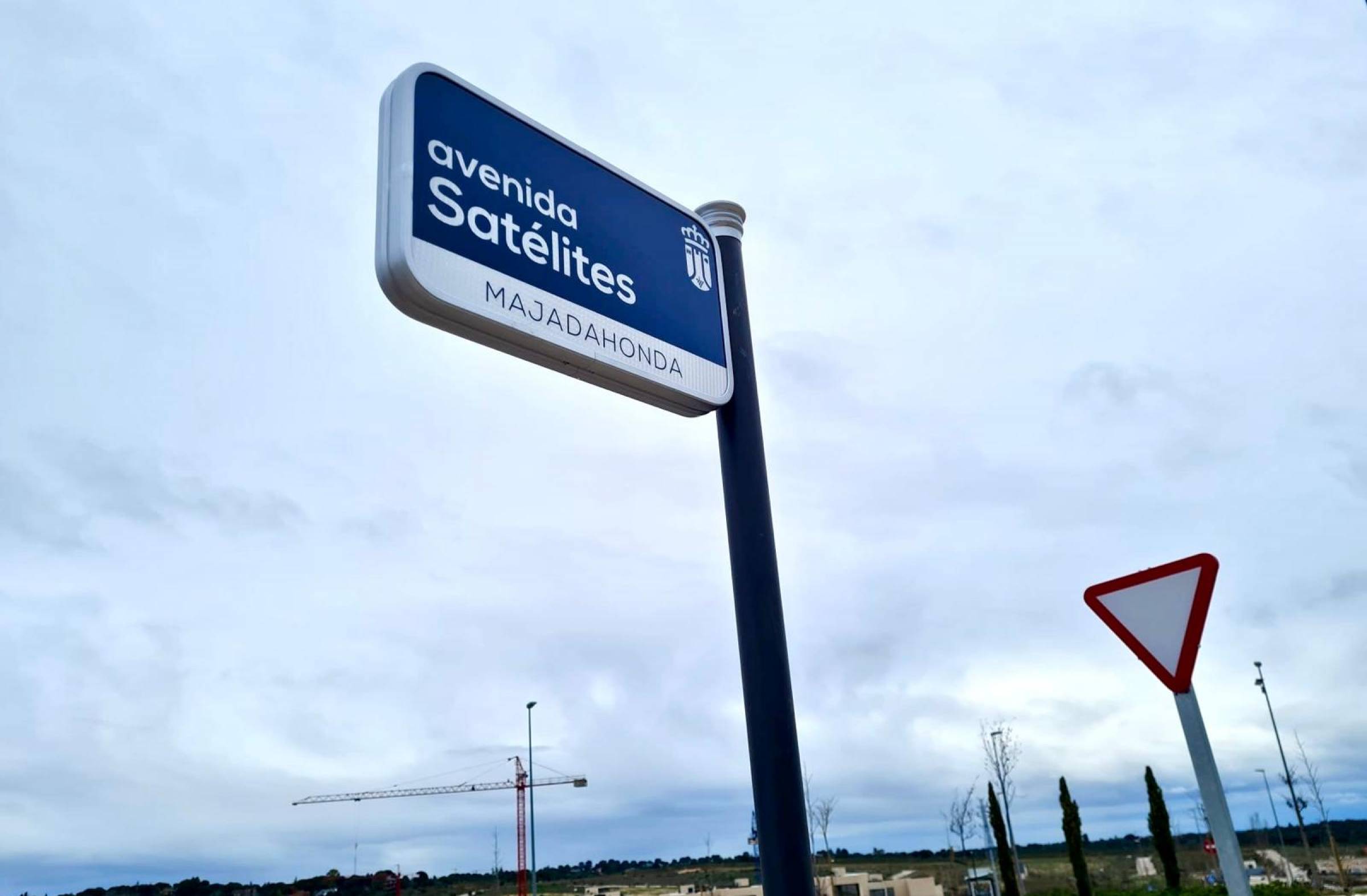 El Ayuntamiento de Majadahonda mejora la señalización de las calles y glorietas de Los Satélites 