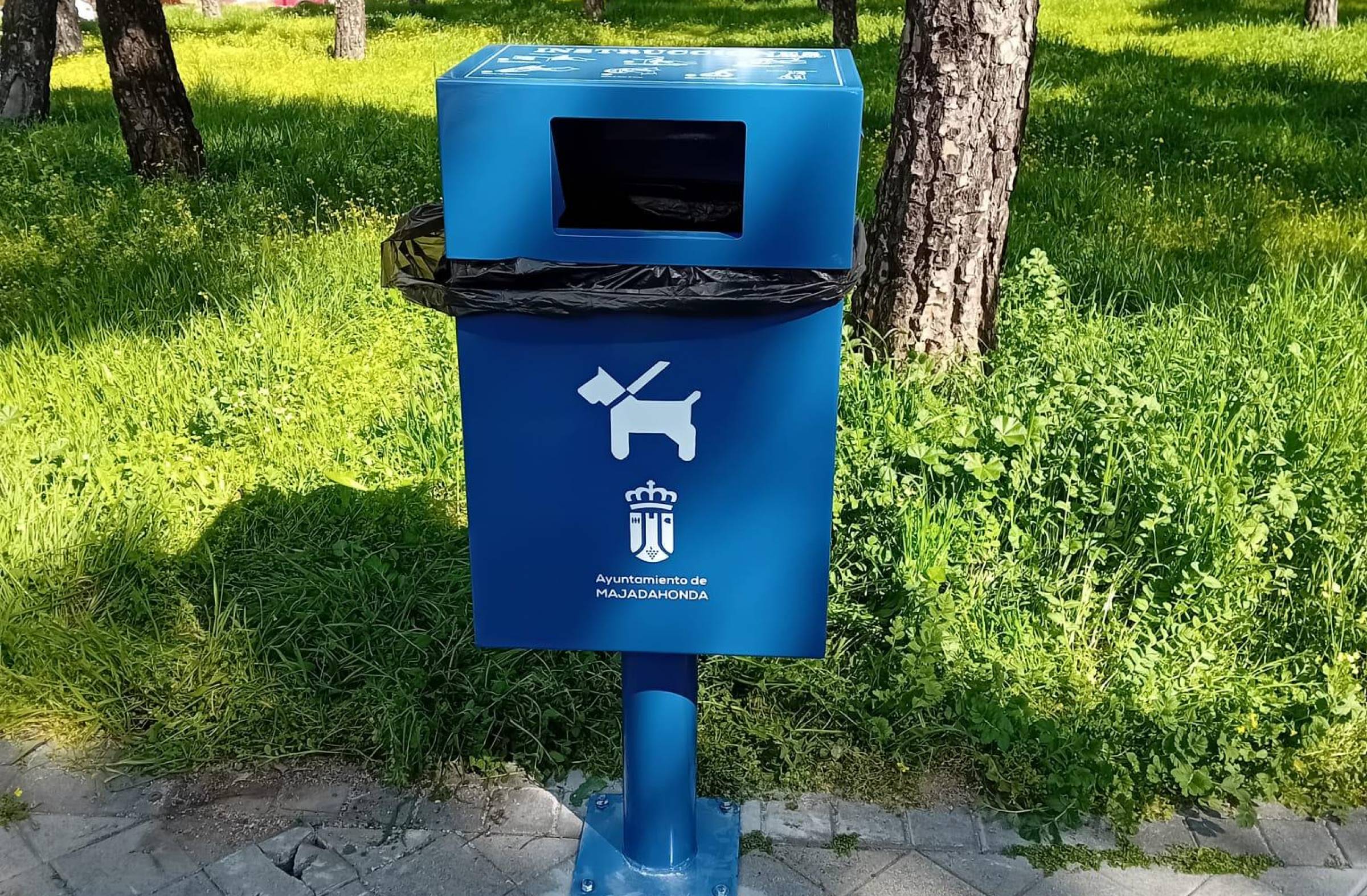 Majadahonda estrena nuevos 'sanecanes' dotados con bolsas para la recogida de excrementos