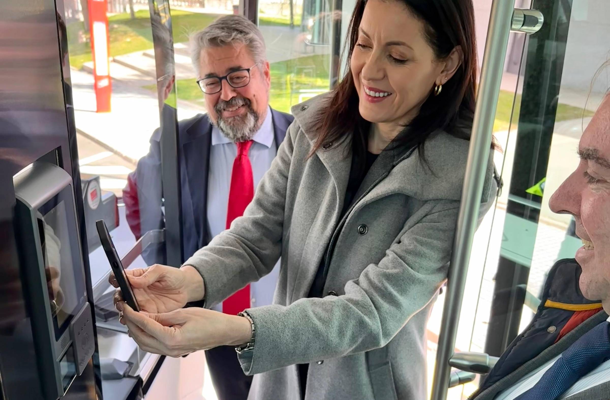 Los autobuses urbanos de Majadahonda ya admiten el pago de billete con tarjeta