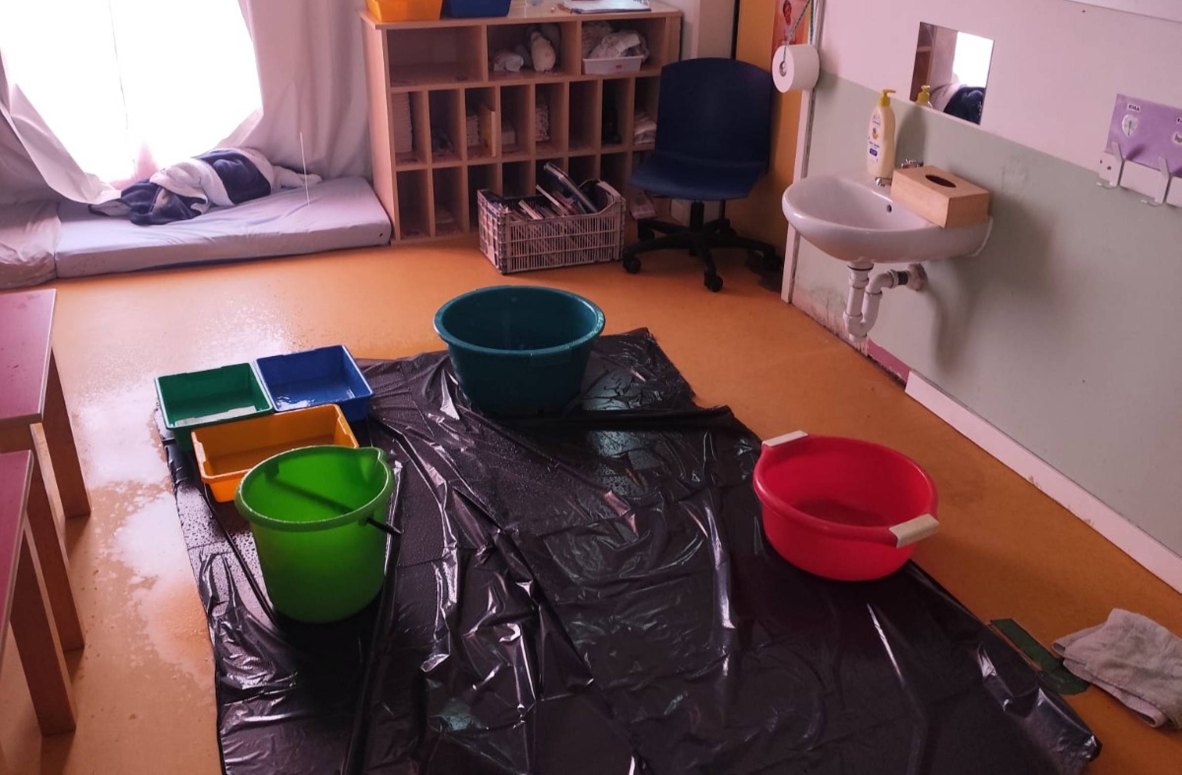 Familias de la Escuela Infantil Tamaral de Majadahonda denuncian "goteras, humedades, suelos rotos, ventanas que no cierran..."