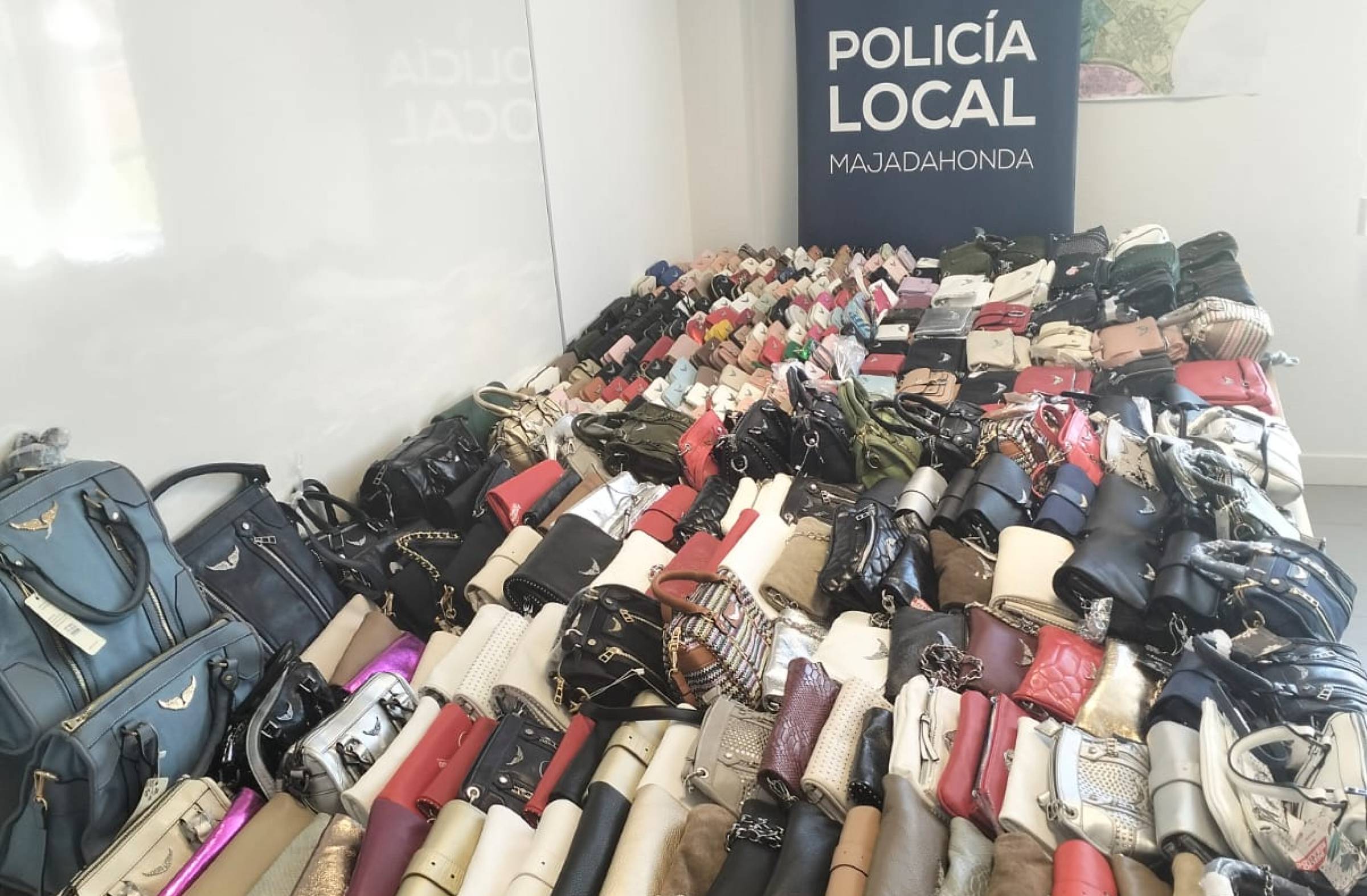 La Policía Local requisa en el Mercadillo de Majadahonda más de 360 bolsos y monederos de marca falsificados