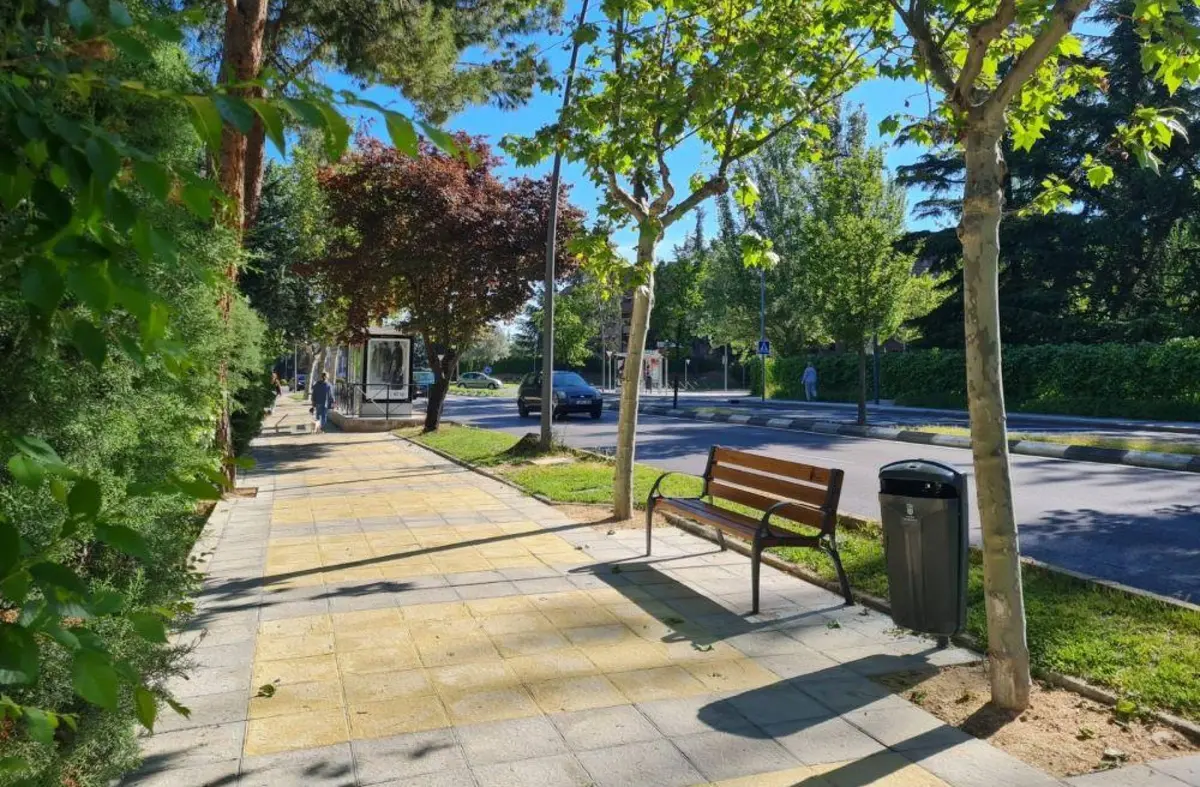 La avenida Reyes Católicos de Majadahonda estrena aceras y bancos 
