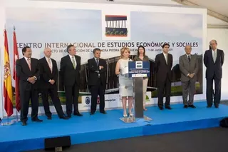 Aguirre, De Foxá y Sir Howard Davies colocan la primera piedra de la futura sede de la London School of Economics en Majadahonda
