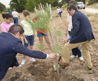 El alcalde celebra junto a un grupo de escolares el Día Mundial del Medio Ambiente