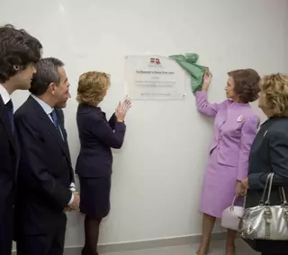 El alcalde de Majadahonda, Narciso de Foxá, ha acompañado hoy a Su Majestad la Reina en la inauguración del nuevo centro de hemodiálisis