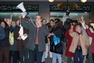 Numerosa concentración convocada por la Asociación de Vecinos de Majadahonda para que se pare ya  el  subidon del IBI y por un IBI socialmente justo.
