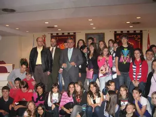 El alcalde de Majadahonda recibe a los estudiantes del IES San Vicente de Raspeig de Alicante
