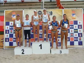 Las jugadoras del Club Voleibol Majadahonda Olga Matveeva y Nazaret Florián, terceras en el campeonato de España de Voley Playa
