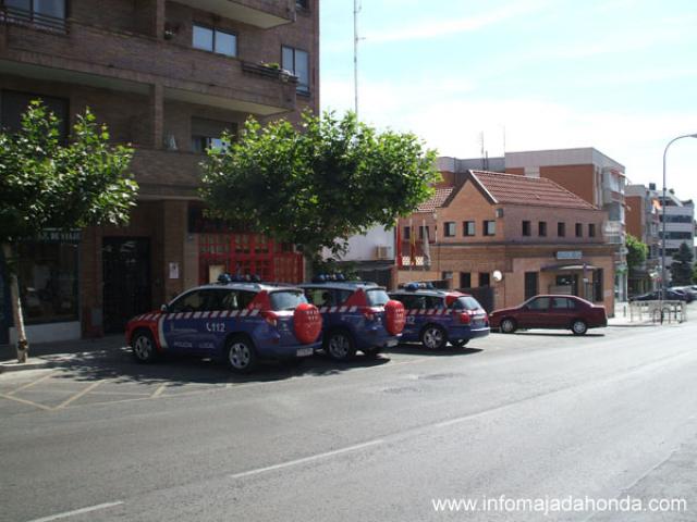 La Policía Municipal se encierra, y el alcalde anuncia que pagará