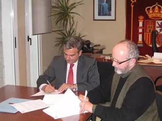 El Ayuntamiento firma un convenio con la Fundación Recal