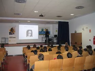 La Fundación Francisco Umbral acerca la figura del escritor y periodista a los estudiantes majariegos
