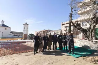 El alcalde de Majadahonda, Narciso de Foxá, visita las obras de peatonalización de la Plaza de la Constitución
