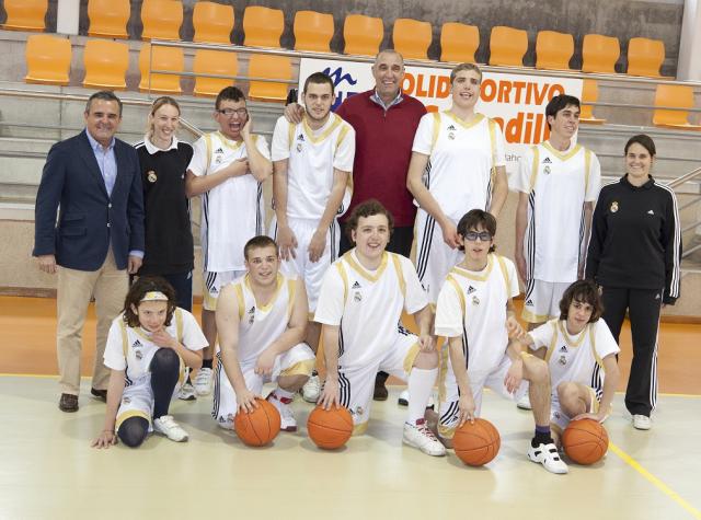 Narciso de Foxá y Rafael Rullán visitan la Escuela Deportiva de Baloncesto de Integración de Majadahonda
