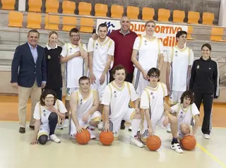 Narciso de Foxá y Rafael Rullán visitan la Escuela Deportiva de Baloncesto de Integración de Majadahonda
