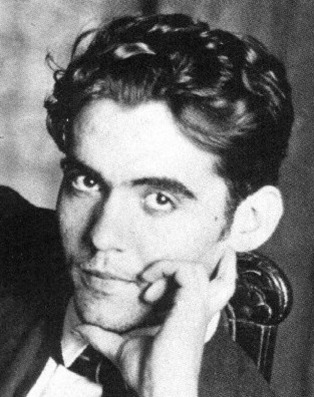 Alumnos del IES Carlos Bousoño representan Doña Rosita la soltera, de Federico García Lorca
