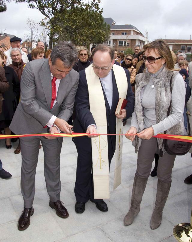 El alcalde de Majadahonda, Narciso de Foxá, inaugura la peatonalización de la Plaza de la Constitución y su entorno