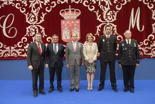 Aguirre entrega la Medalla al Mérito de la Policía Local al Oficial Jefe de Majadahonda
