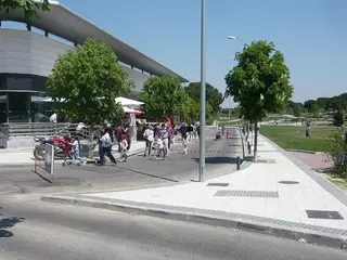 El Ayuntamiento cierra al tráfico el tramo de la Avda. Juan Carlos I situado frente al Gran Parque los sábados, domingos y festivos
