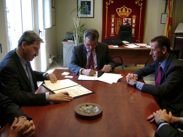 El Ayuntamiento y la Fundación ECA Bureau Veritas firman un acuerdo para la concesión de 135 becas para cursos superiores y máster
