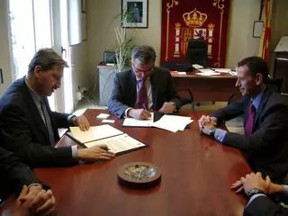 El Ayuntamiento y la Fundación ECA Bureau Veritas firman un acuerdo para la concesión de 135 becas para cursos superiores y máster
