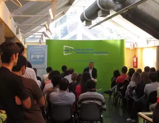 Casi un centenar de jóvenes asiste a un encuentro con Narciso de Foxá
