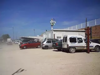 IU pide que el ayuntamiento exija daños y perjuicios a la empresa de mantenimiento por la ocupación indebida de una zona verde municipal desde 2004.