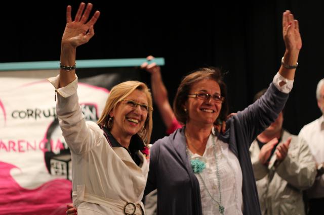 Carmen  Madrigal  arropada por Rosa Díez en Majadahonda