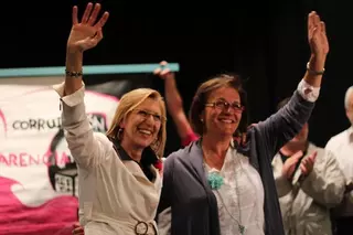Carmen  Madrigal  arropada por Rosa Díez en Majadahonda