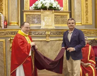 Narciso de Foxá hace entrega de la llave del sagrario a la Parroquia Santa Catalina
