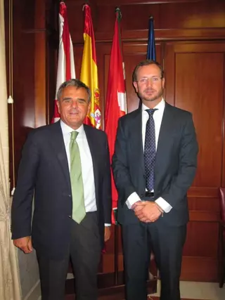 De Foxá se reúne con el alcalde de Vitoria para conocer el modelo organizativo de la ciudad
