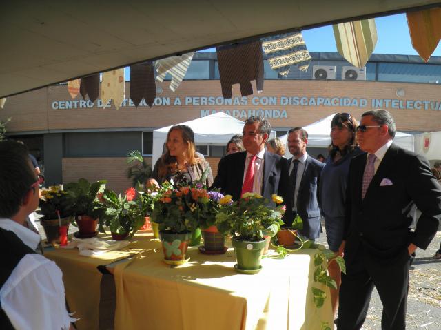 De Foxá visita el mercadillo medieval del Centro de Atención a Personas con Discapacidad Intelectual de Majadahonda