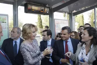 Aguirre y De Foxá asisten en Majadahonda al inicio de las pruebas del bus del futuro
