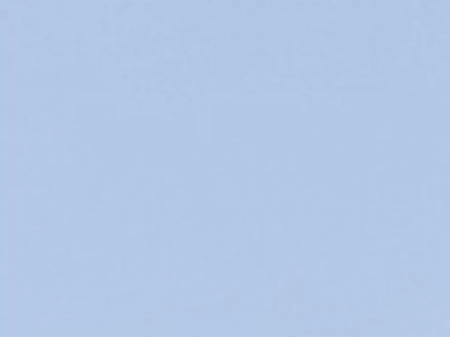 La basura inunda la calle de acceso al pueblo.