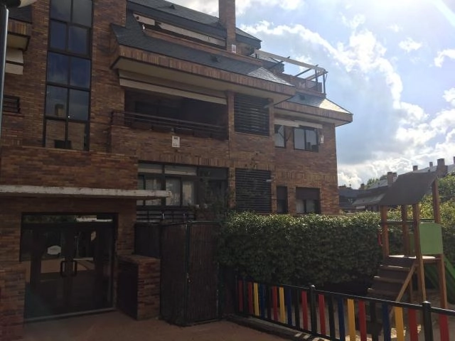 Maravilloso piso de 3 dormitorios y 2 baños,amplia terraza muy luminosa, dobles ventanas, aire acondicionado, en urbanización cerrada con amplias zonas comunes, zona infantil, amplias piscinas y pistas de Paddle. 
Plaza de garaje y trastero incluido en el precio
Próximo a varios Colegios, guarderías, acceso a A-6 próximo, zona comercial, parque empresarial.....