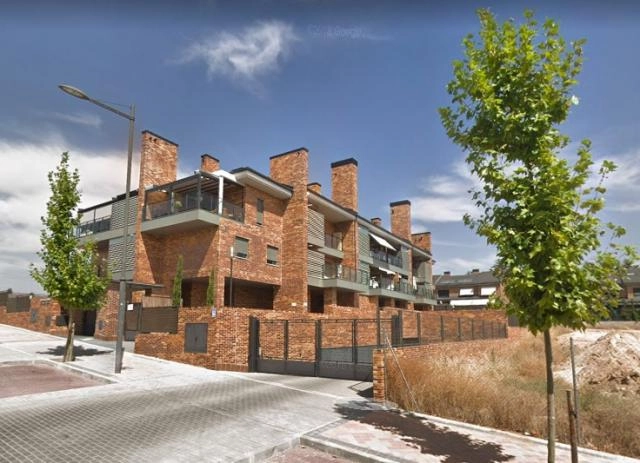 https://www.idealista.com/inmueble/89244402/

Estupendo piso de 100 m2 en en Boadilla del Monte orientación SUR-OESTE en primera planta exterior con terraza de 2 dormitorios + 2 baños + plaza de garaje + trastero, ubicado en:

Exclusiva urbanización que cuenta con cámaras de vigilancia en todo el perímetro. Urbanización con ascensor, zonas verdes, zona de juego infantil, piscina, pista de padel y sala de usos múltiples

La vivienda esta distribuida como sigue:

Salón comedor con salida a terraza de aprox 20 m2.

Cocina independiente amueblada (se incluyen horno, microondas, placa de inducción y campana extractora todo marca SIEMENS y lavavajillas integrado marca AEG) con salida a tendedero abierto, comunicado con terraza.

Dos (2) dormitorios ambos con armarios empotrados completamente vestidos, uno de ellos con baño amueblado en suite con bañera de hidromasaje. 

Segundo Baño de PORCELANOSA completamente amueblado, con columna de ducha multifunción y mampara incluida.

Aire acondicionado en todas las estancias, radiadores toalleros en ambos baños, puerta acorazada y cerradura de seguridad, suelo de tarima, ventanas climalit de aluminio, sistema de ventilación en todas las estancias. Calefacción individual de Gas natural.


Dispone de 1 plaza de garaje y trastero de 16 m2 incluidos en el precio.

Piso de obra nueva 2015.

Inmejorable situación y excelente comunicación, a tan solo 5 minutos andando de:
-	Parada de metro ligero Puerta de Boadilla
-	Parada de autobús (Línea 1 y linea 575)
-	 Amplia variedad de supermercados: Carrefour market, Ahorramás, BM 
-	Colegios concertados y públicos.
 
A 10 minutos andando del sector B ( zona consolidada de comercio, ocio, restauración... )

Eficiencia energética B 

Se encuentra en un perfecto estado de conservación y listo para entrar a vivir.
