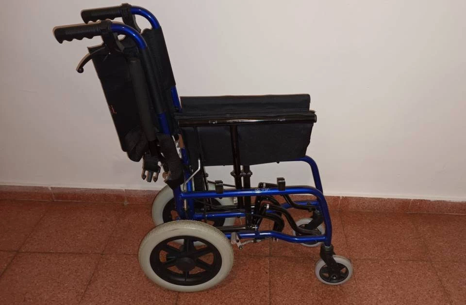 Vendo silla de ruedas pequeña