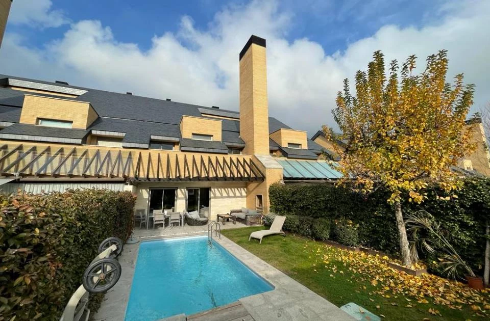CHALET ADOSADO EN LA FINCA