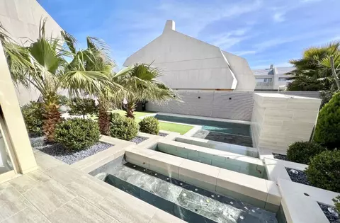 IMPRESIONANTE PAREADO DE ESQUINA CON PANELES SOLARES Y PISCINA